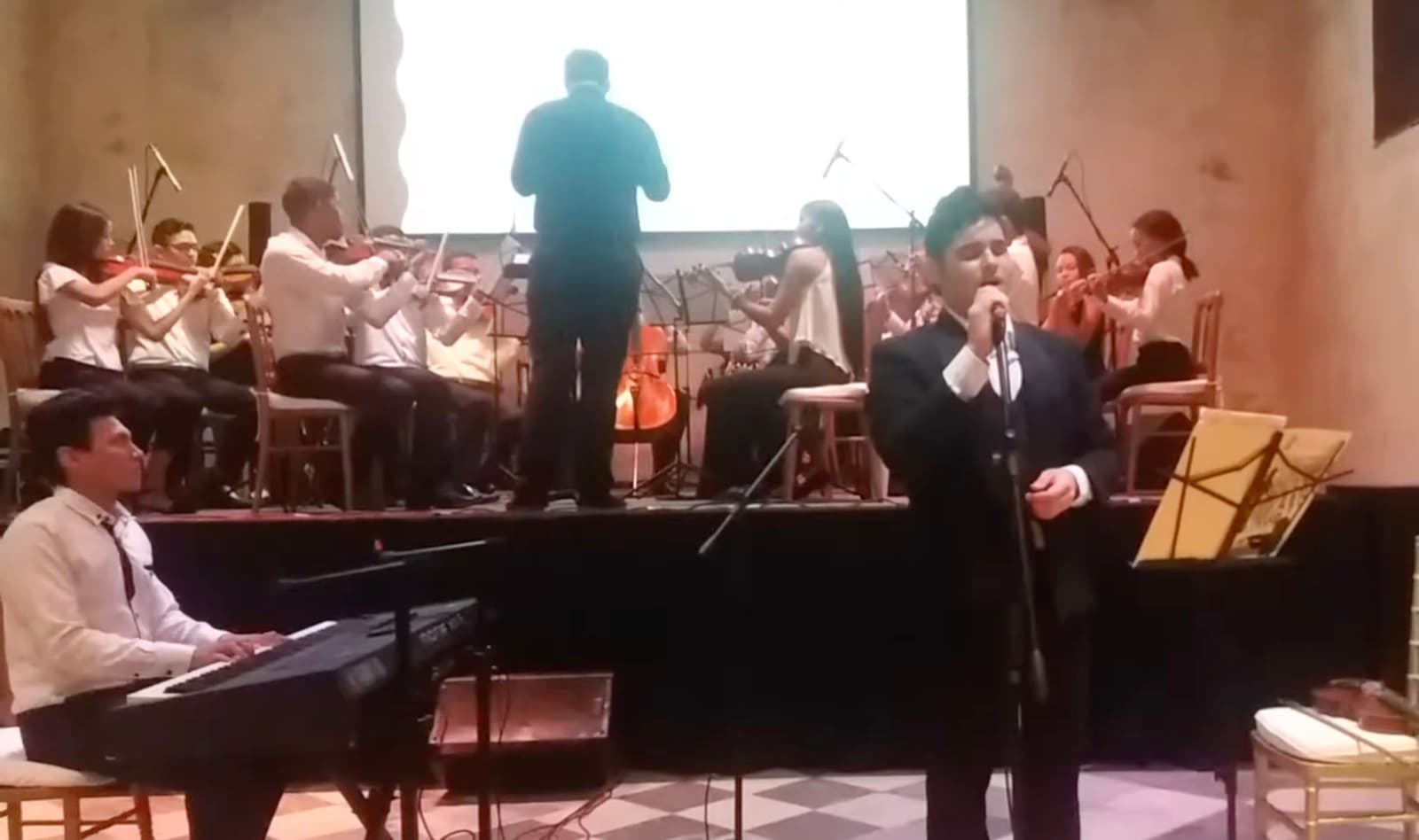 Raffael Figueroa canta con orquesta de cuerdas en concierto