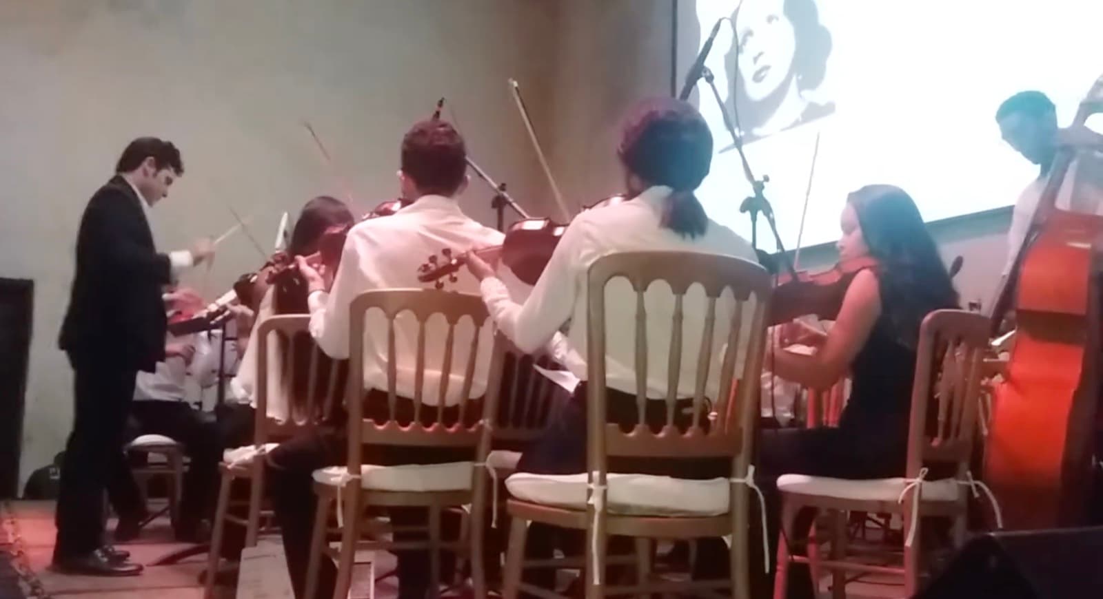 Raffael Figueroa dirige una orquesta de cuerdas