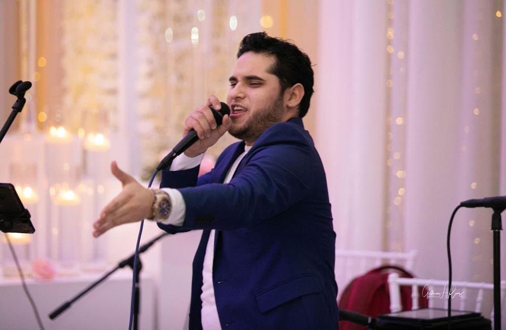 Raffael Figueroa canta en un evento en vivo