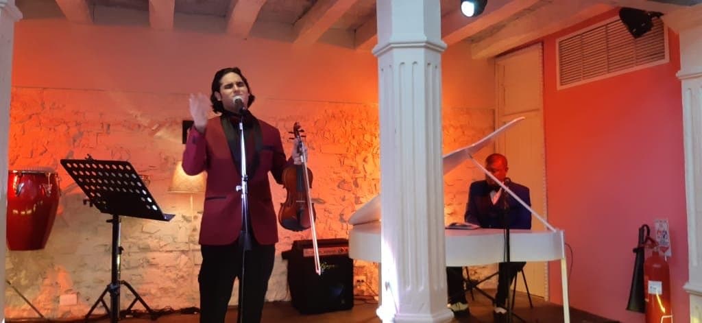 Raffael Figueroa canta y toca el violín con piano en vivo