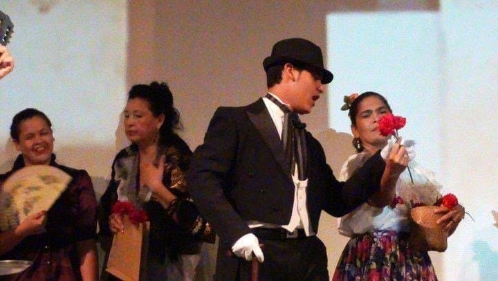 Raffael Figueroa en escena con vestuario de época