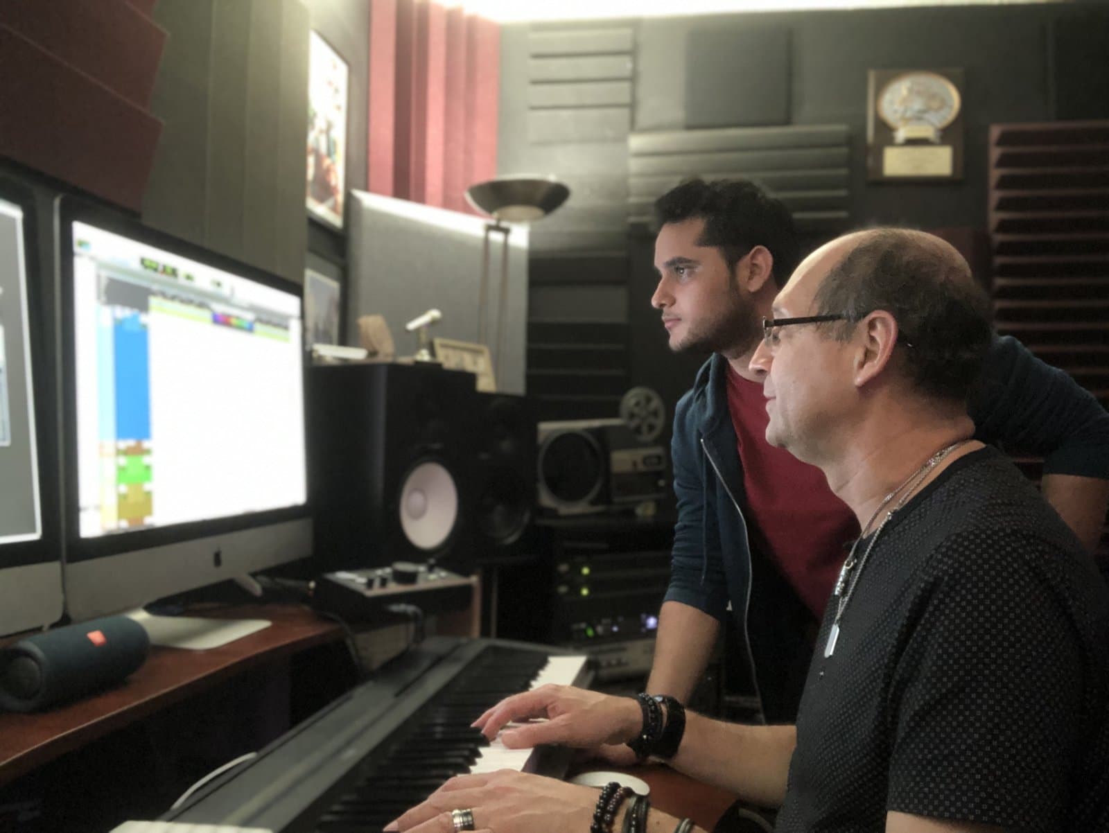 Raffael Figueroa en el estudio de grabación