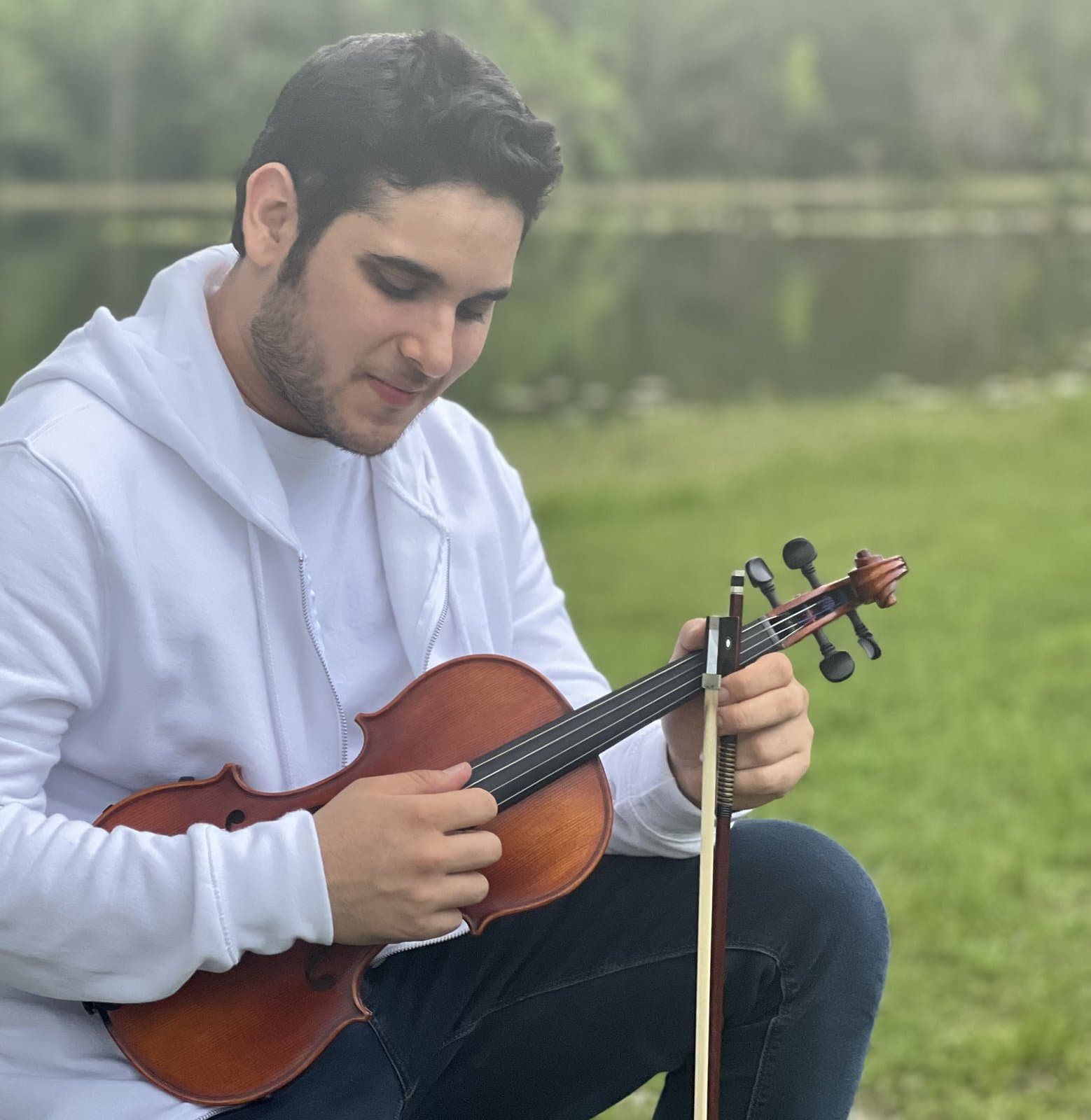 Raffael Figueroa con su violín al aire libre