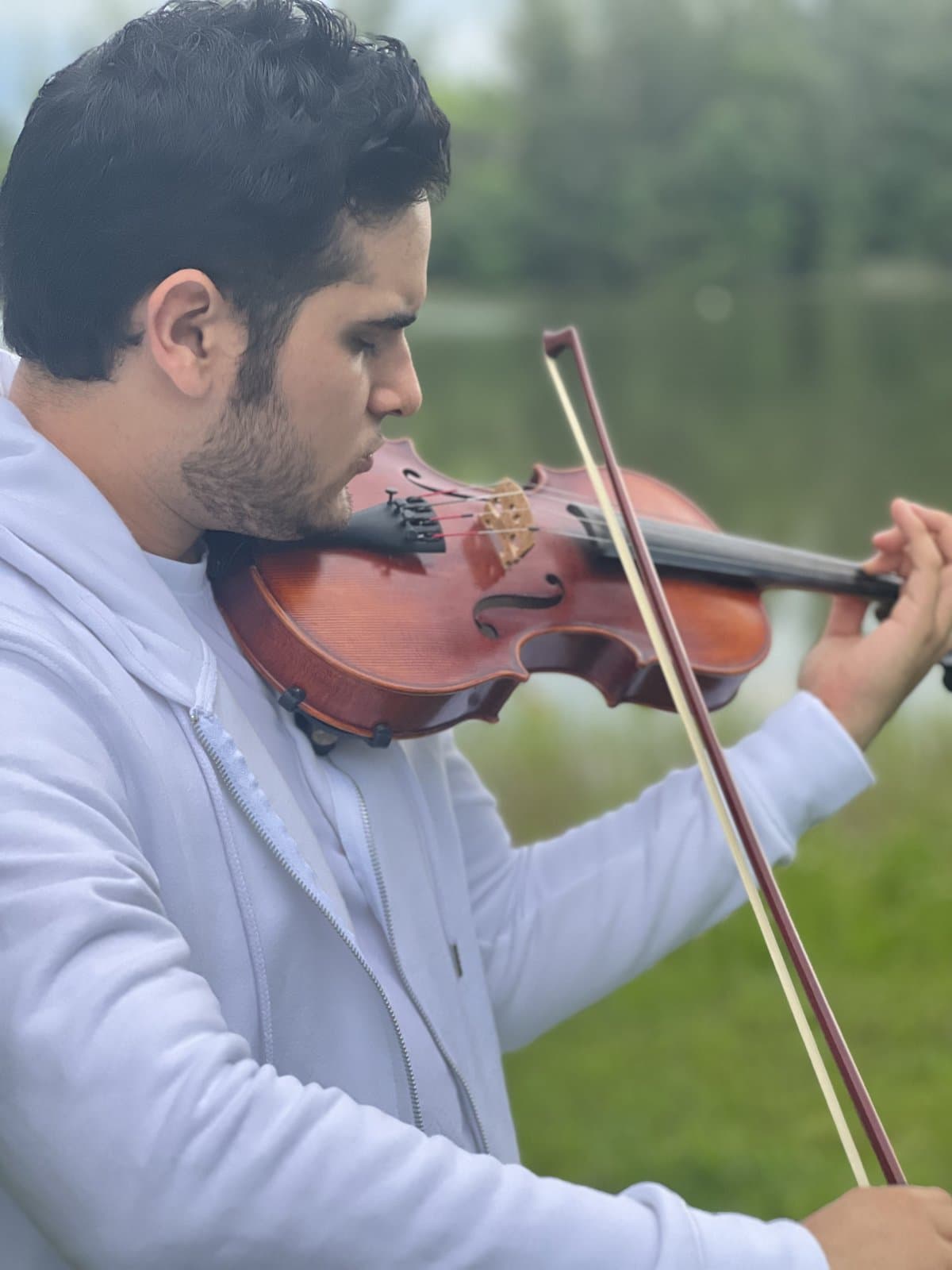 Raffael Figueroa toca el violín al aire libre