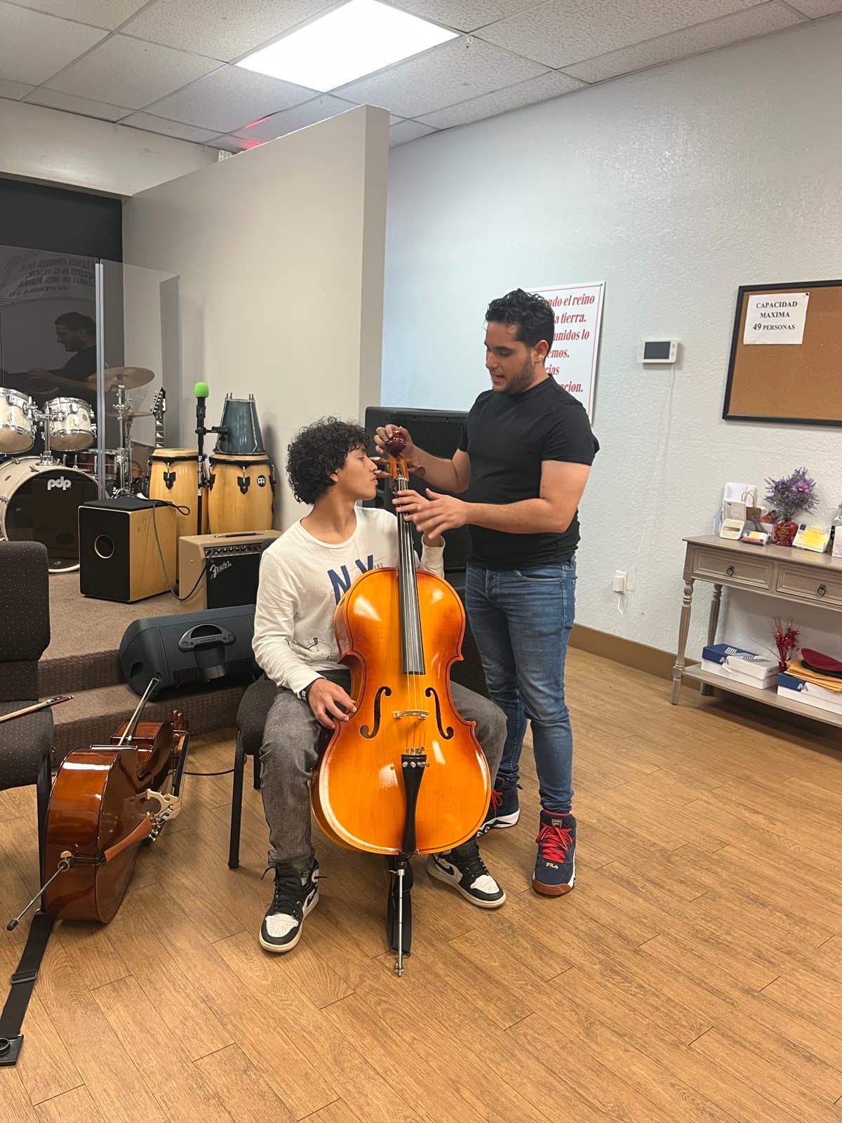 Corrección de postura en clase de cello